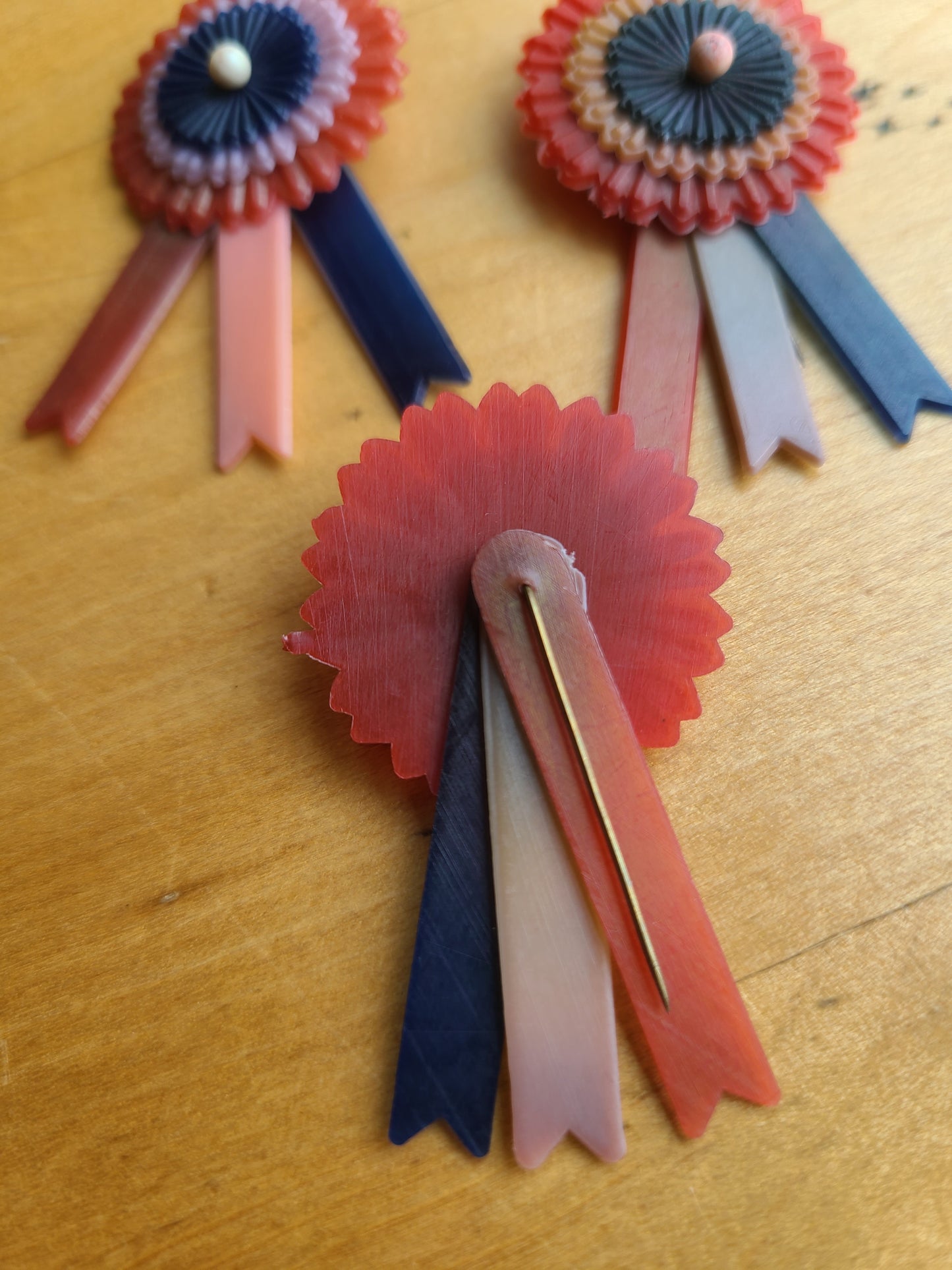 WWII Celluloid Victory Pin
