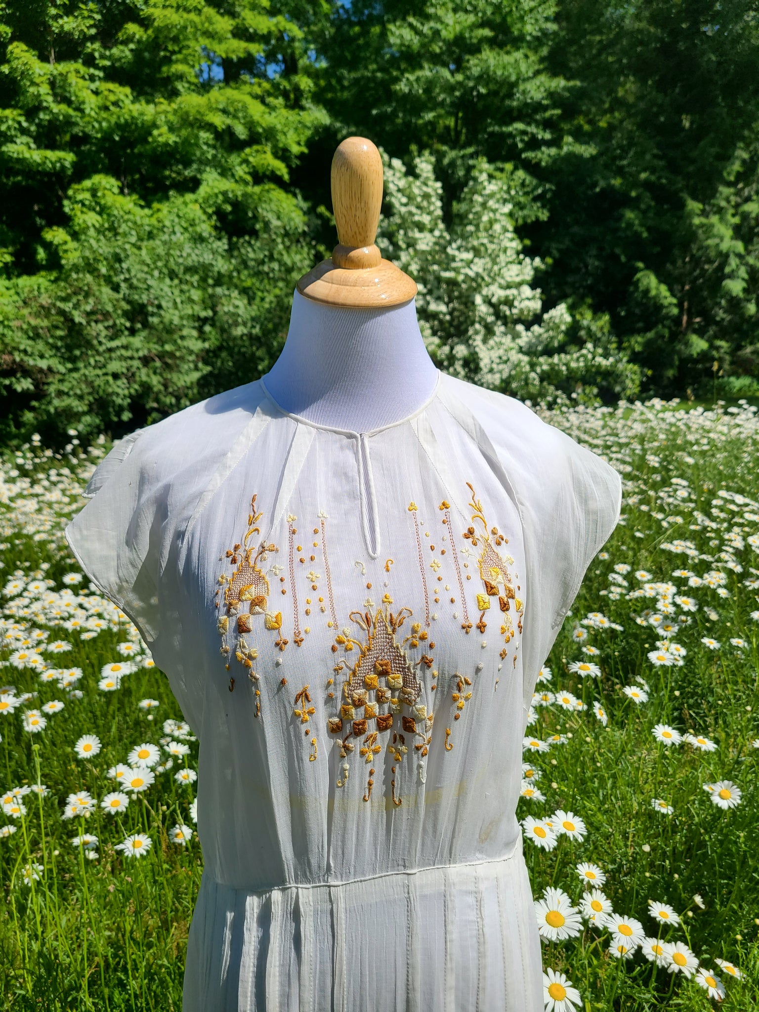 1920s Embroidered Dress At the Sign of the Golden Scissors 1920s Embroidered Dress At the Sign of the Golden Scissors