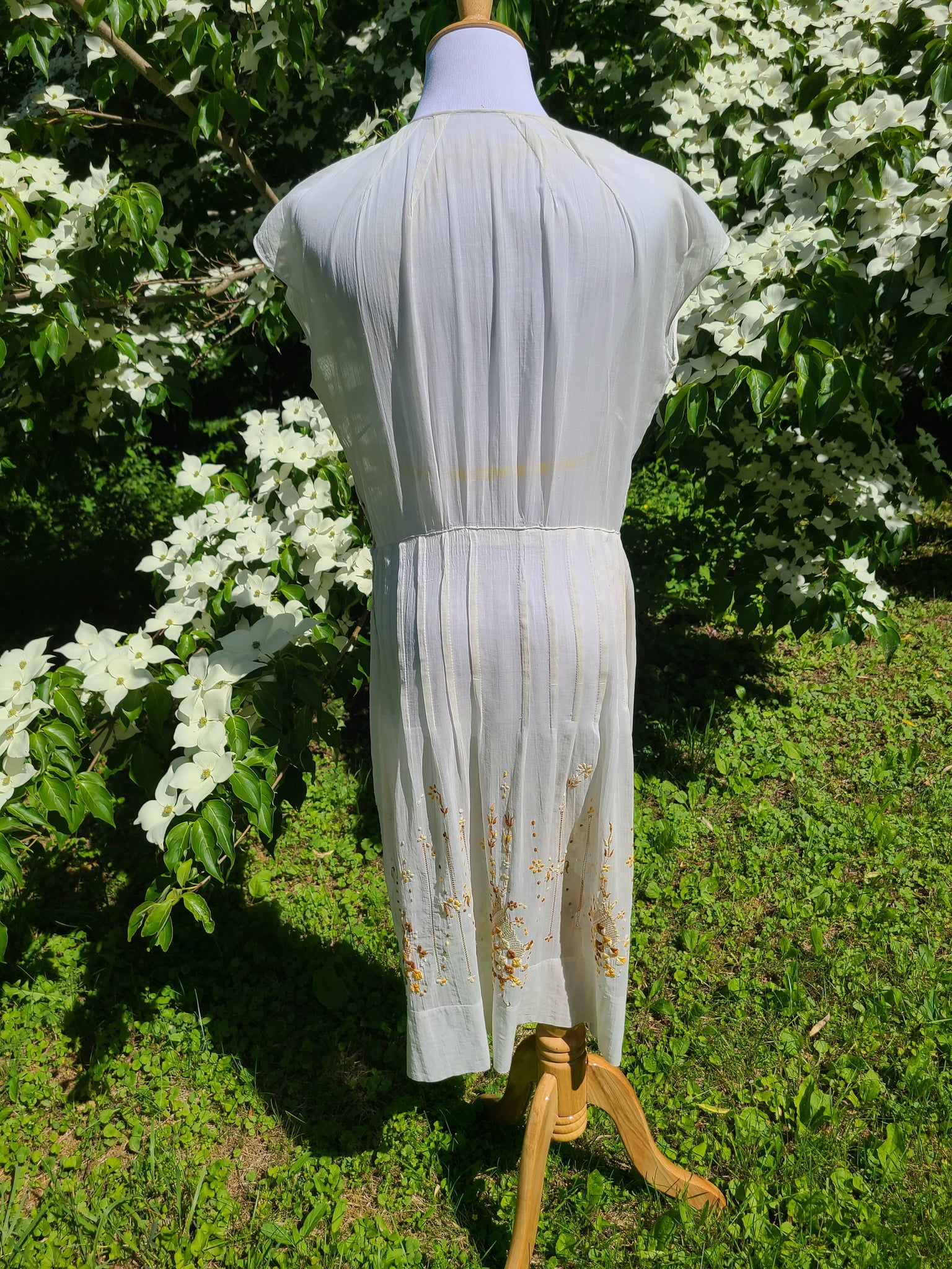 1920s Embroidered Dress At the Sign of the Golden Scissors 1920s Embroidered Dress At the Sign of the Golden Scissors