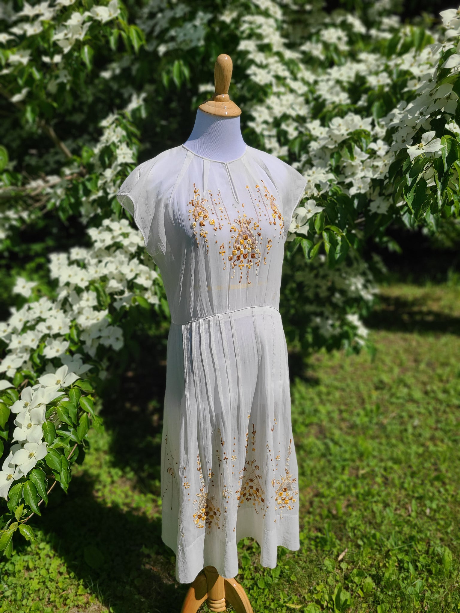 1920s Embroidered Dress At the Sign of the Golden Scissors 1920s Embroidered Dress At the Sign of the Golden Scissors
