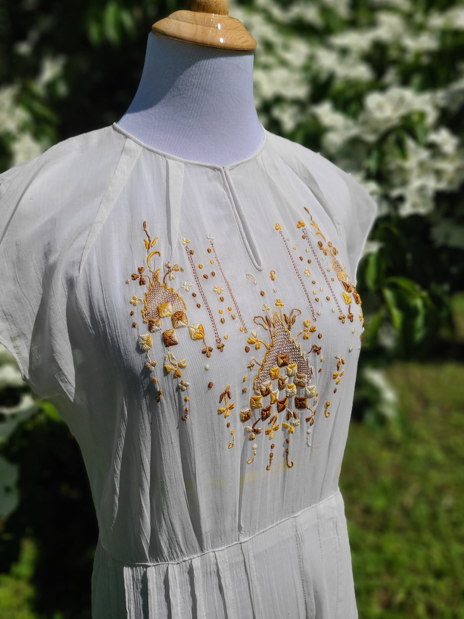 1920s Embroidered Dress At the Sign of the Golden Scissors 1920s Embroidered Dress At the Sign of the Golden Scissors