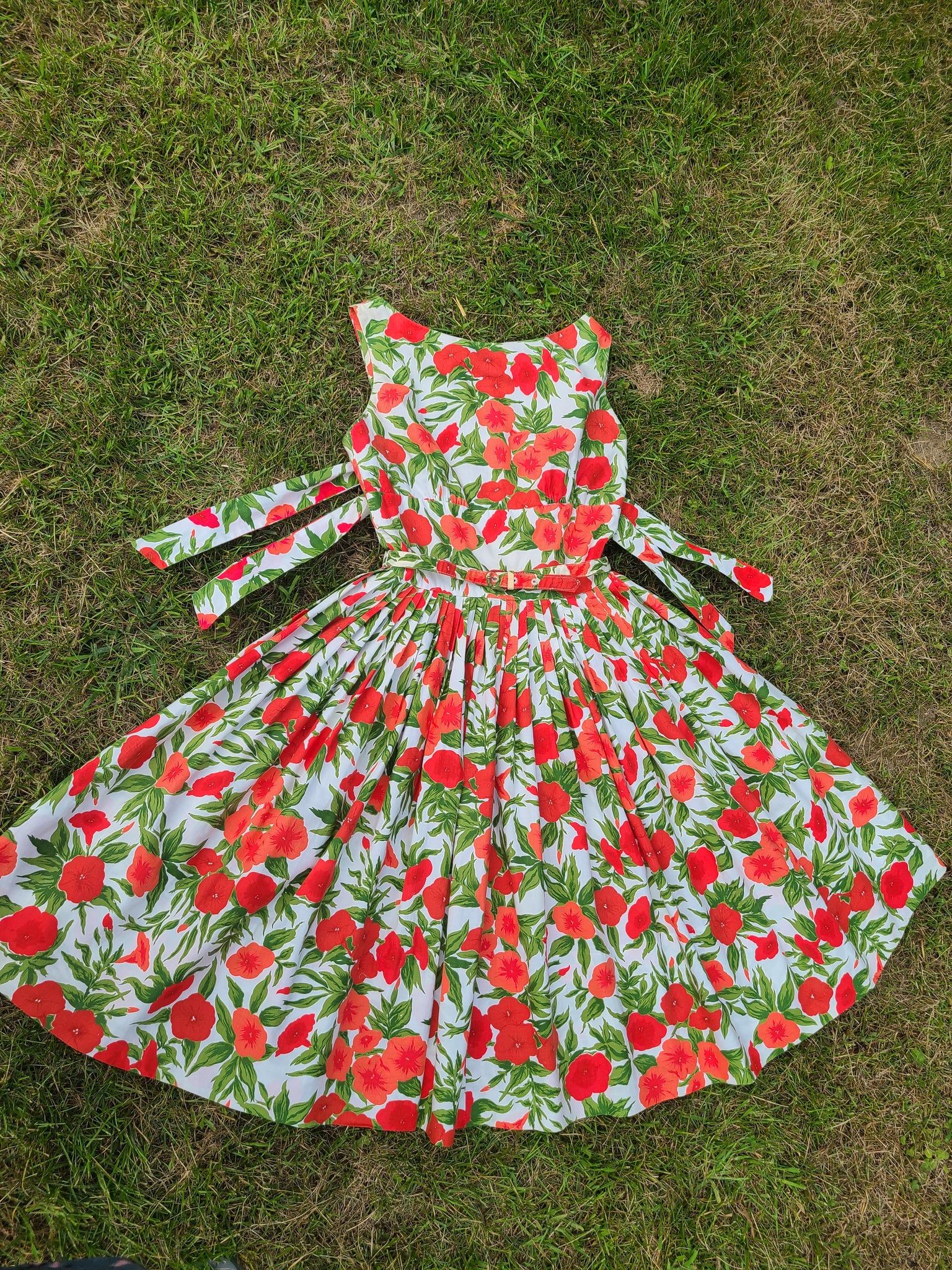 Vintage 1950s Cotton Print Dress At the Sign of the Golden Scissors Vintage 1950s Cotton Print Dress At the Sign of the Golden Scissors
