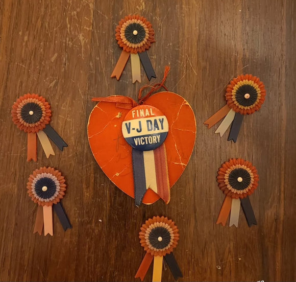 WWII Celluloid Victory Pin