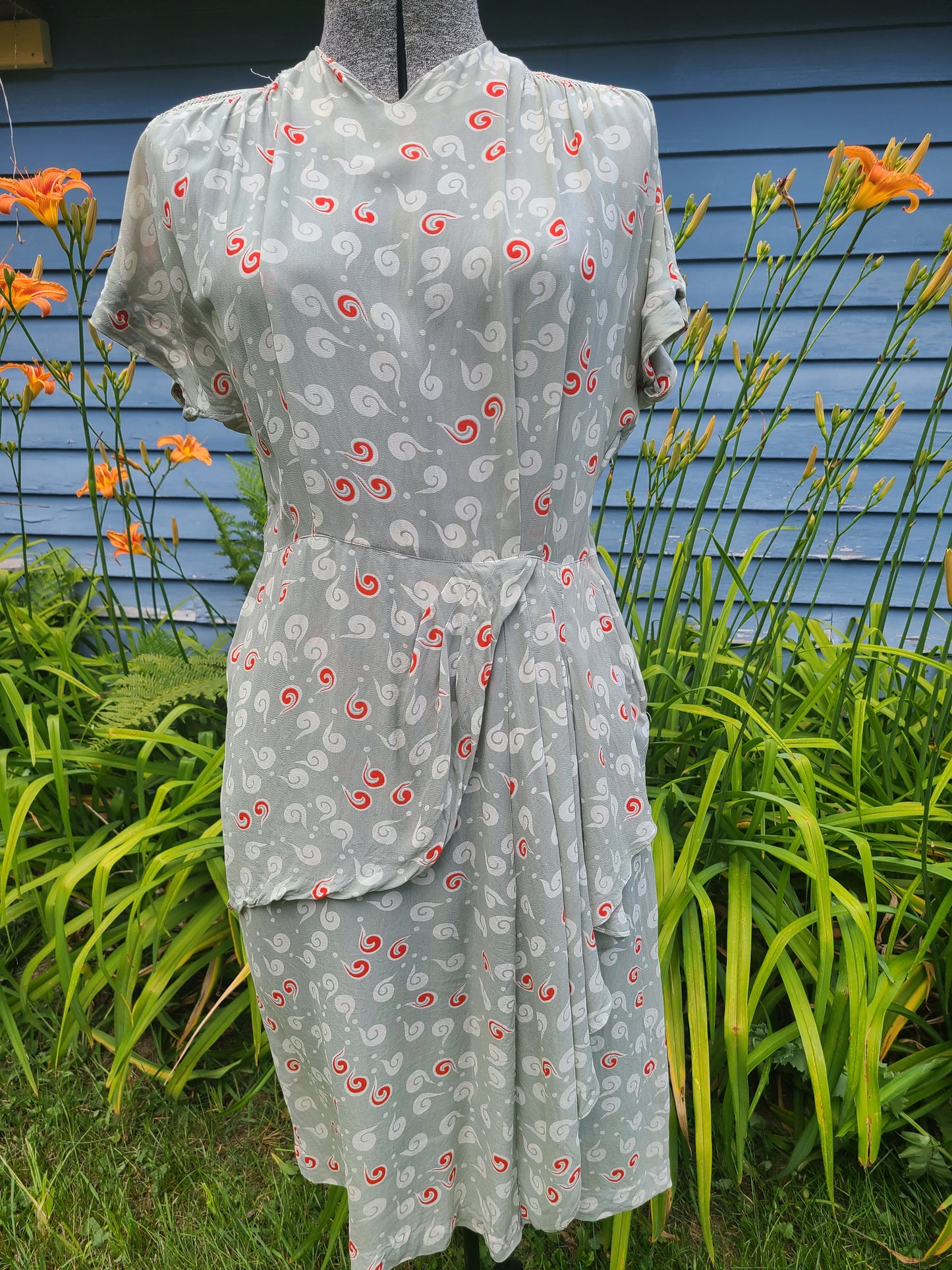 Vintage 1940s Dress - Red/Gray Novelty Print