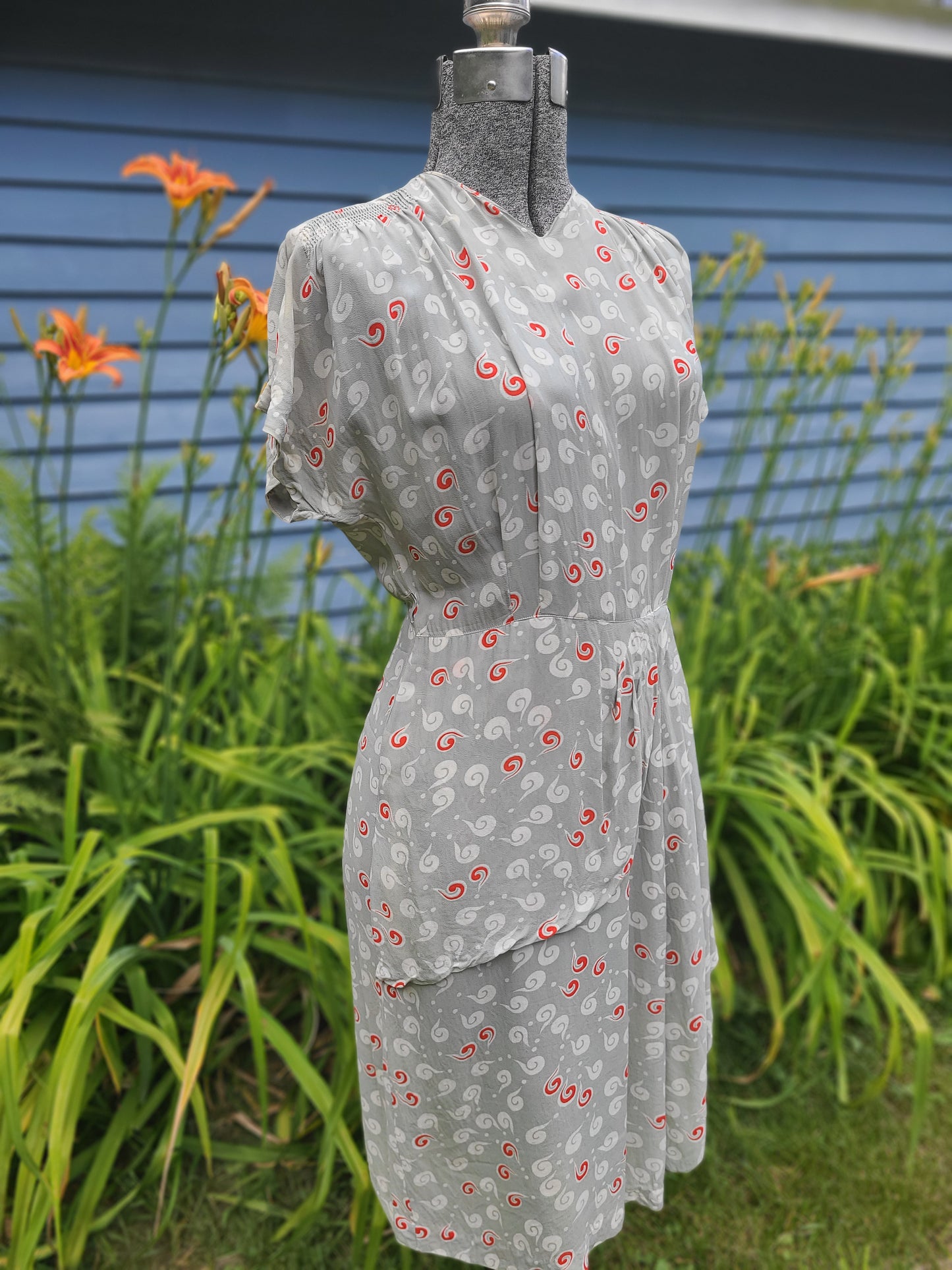 Vintage 1940s Dress - Red/Gray Novelty Print