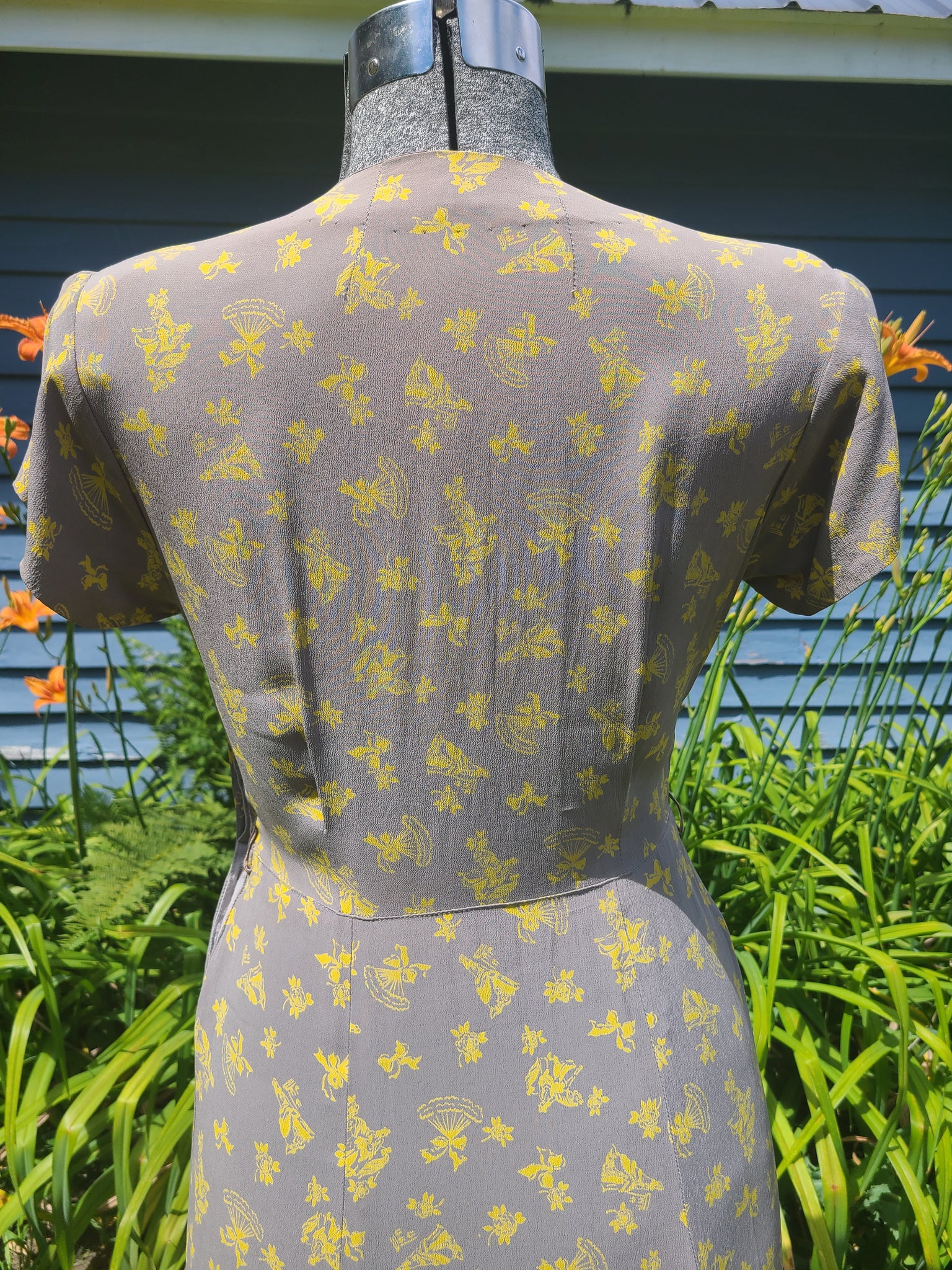 Vintage 1940s Dress - Gray/Yellow Novelty Print At the Sign of the Golden Scissors Vintage 1940s Dress - Gray/Yellow Novelty Print At the Sign of the Golden Scissors
